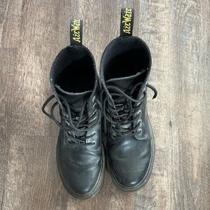 DR. MARTENS WOMENS LUANA BOOTS